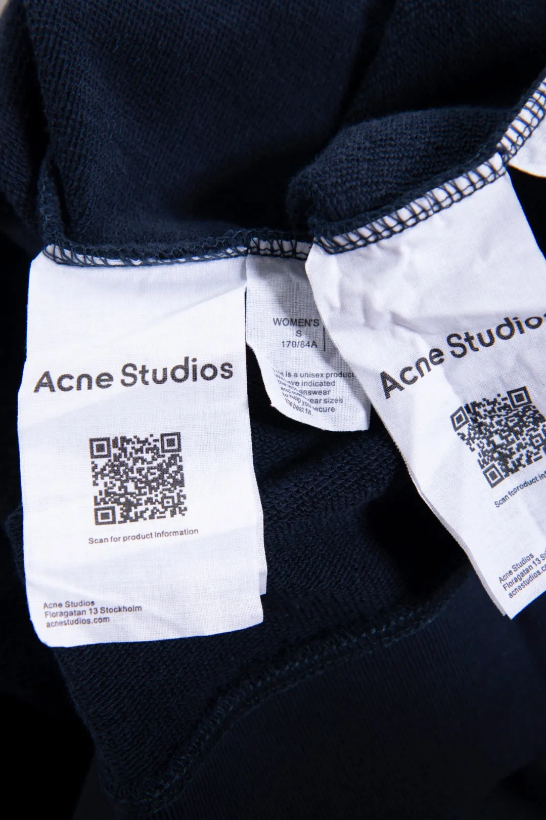 135 Acne Studios' minimalist design has become a new Nordic myth through artistic precipitation and sublimation. The typical cold style design has made fashion people who pursue low-key luxury become his loyal fans. Color: Navy Blue ACNE badge ripped sweatshirt Fabric: 32s 85% slub cotton + 15% linen blended fabric with comfortable upper body feel Custom-woven and dyed yarn Craftsmanship: The logo is printed using a specially imported screen glue printing process The whole fake two-piece presentation looks like short sleeves and long sleeves Details: All accessories are customized The level of fineness can be compared with domestic Cross-border special Size table: S (chest 51, clothing length 68, sleeve length 61 Shoulder width 49.5) M (chest 53, dress length 70, sleeve length 62, shoulder width 51) L (chest 55, dress length 72, sleeve length 63, shoulder width 52.5) 175-180cm, weight 150-170kg L 180-185cm, weight 170-190kg XL
